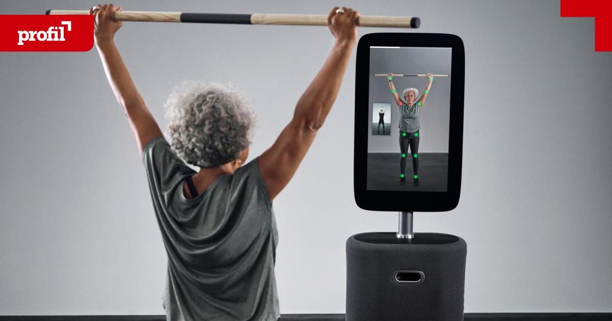 Eine ältere Frau macht eine Übung und benutzt dabei ein Tablet, das eine Fitness-Vorlage anzeigt. Der Bildschirm des Tablets zeigt eine Person mit Fitness-Trackern an Armen und Beinen.