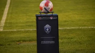 Ein Fußball auf einem Schild, das 11teamsports und SVO Oberwart zeigt. Der Ball hat ein rotes, weißes und schwarzes Design.