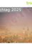 Eine neblige Ansicht einer Stadt mit einer Kirche und roten Dächern im Jahr 2025. Der Textüberlagerung lautet 'Trofaia Mei 2025'.
