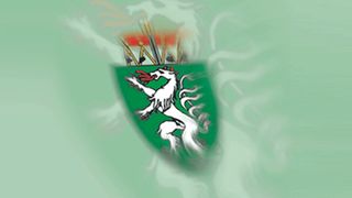 Ein grüner Schild mit einem weißen Pferd darauf, umgeben von roten Flammen. Das Pferd hat einen roten Schnabel und rote Flammen kommen aus seinem Maul.