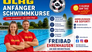 Werbeanzeige für Schwimmkurse von ÖLRG mit zwei lächelnden Erwachsenen in roten T-Shirts, einem Schwimmbecken und Symbolen für erfahrene Schwimmlehrer, kleine Gruppen und Sicherheit.