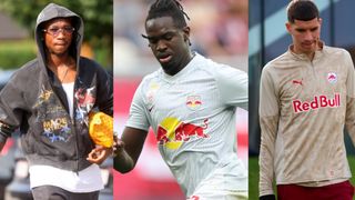 Drei Männer: einer in einer Kapuzenjacke, einer in einem Fußballtrikot mit einem Stier, einer in einem weißen Hemd mit einem Stier auf dem Ärmel.