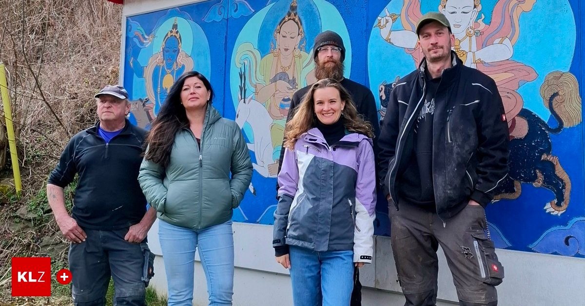 Fünf Personen stehen vor einer Wand mit einem Wandbild von spirituellen Figuren. Zwei Frauen und drei Männer, alle in Winterkleidung.