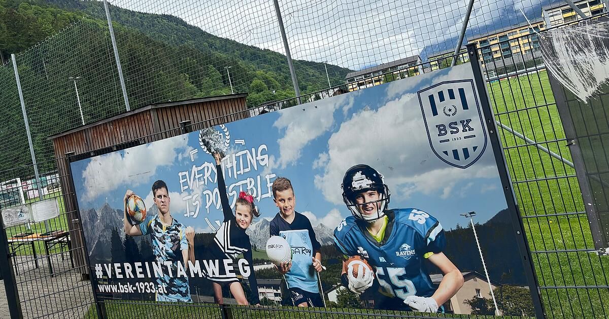Ein Banner mit einem Sportteam-Logo und dem Slogan 'Alles ist möglich' zeigt vier Kinder mit Sportausrüstung vor einer bergigen Landschaft.