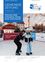 Zwei Frauen beim Eislaufen auf einem Winterfest. Dahinter ein Gebäude mit festlicher Beleuchtung und ein Schild für Holter & Partner. Im Hintergrund Bäume und eine Stadtsilhouette.