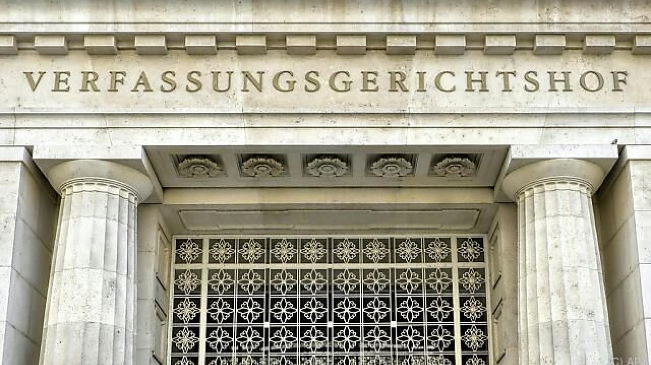 Ein Gebäude mit 'ASSUNGSGERICHT' oben. Es hat ein kunstvolles schwarz-weißes Muster auf seinen Fenstern.