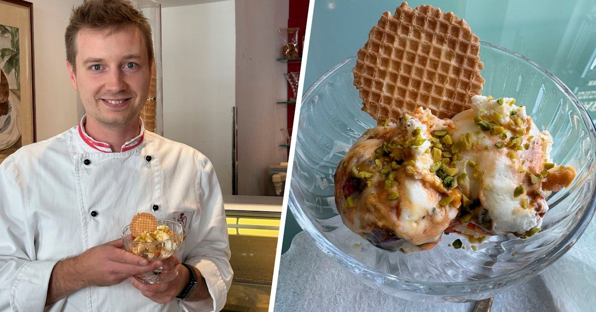 Ein Koch hält ein Dessert aus Eiscreme mit einem Waffel und Pistazien. Das Dessert befindet sich in einer Glasschale.