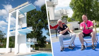 Ein Mann sitzt auf einem Stuhl auf einem Platz und lächelt. Ein anderer Mann sitzt neben ihm. Sie tragen beide Turnschuhe. Ein Sprungturm ist im Hintergrund.