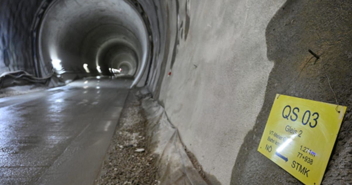 Ein Innenblick eines Tunnels mit gelbem Schild, das 'VT-Meister' und 'Biefen km NO' an der Wand anzeigt.