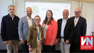 Sechs Personen, vier Männer und zwei Frauen, posieren für ein Foto vor einer Food Campus East-Präsentation.