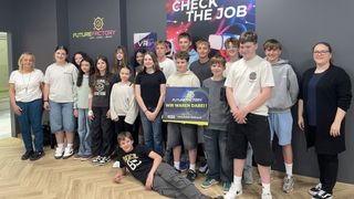 Eine Gruppe junger Leute posiert vor einem Schild mit den Worten 'Check the Job' und 'FutureFactory'. Ein Junge hält ein Schild mit der Aufschrift 'Wir waren dabei!'.