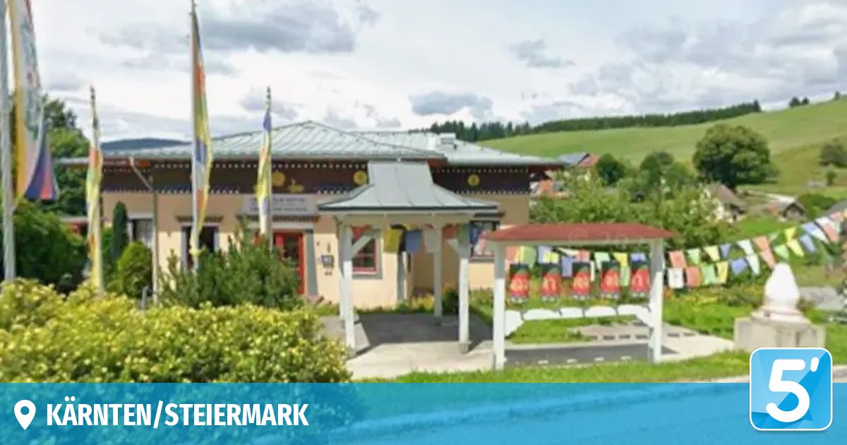 Ein Gebäude mit einem grauen Dach und Fahnen davor. Eine kleine Struktur mit einem roten Dach befindet sich in der Nähe. Das Gebiet ist von Grün umgeben. Die Worte 'Steiermark' sind prominent angezeigt.