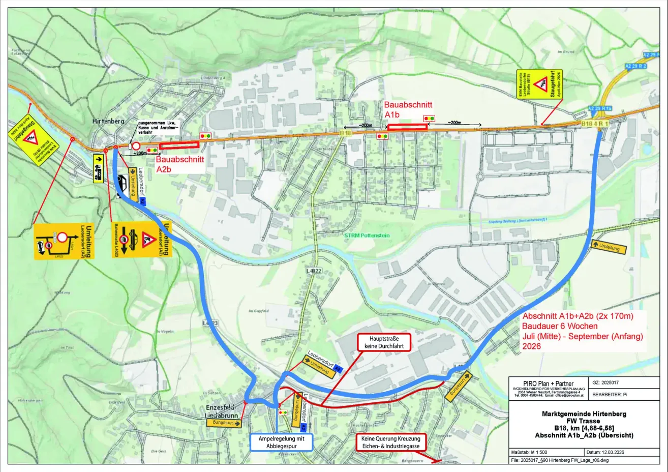 Die Karte zeigt den Aufbau einer Baustelle. Sie umfasst eine Hauptstraße, eine Nebenstraße und eine Brücke über einen Fluss. Es gibt Warnschilder, die auf potenzielle Gefahren hinweisen. Das Gebiet ist mit verschiedenen Bereichen gekennzeichnet, die mit A1b, A1b Baudauber, A2b und anderen beschriftet sind. Die Baustelle befindet sich in einem städtischen Umfeld mit Gebäuden und Infrastruktur in der Nähe.