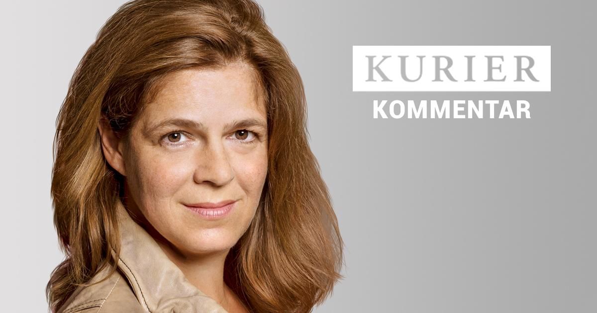 Eine lächelnde Frau mit braunen Haaren und einer beigefarbenen Jacke schaut in die Kamera. 'KURIE KOMMEN' steht in Weiß auf einem grauen Hintergrund.