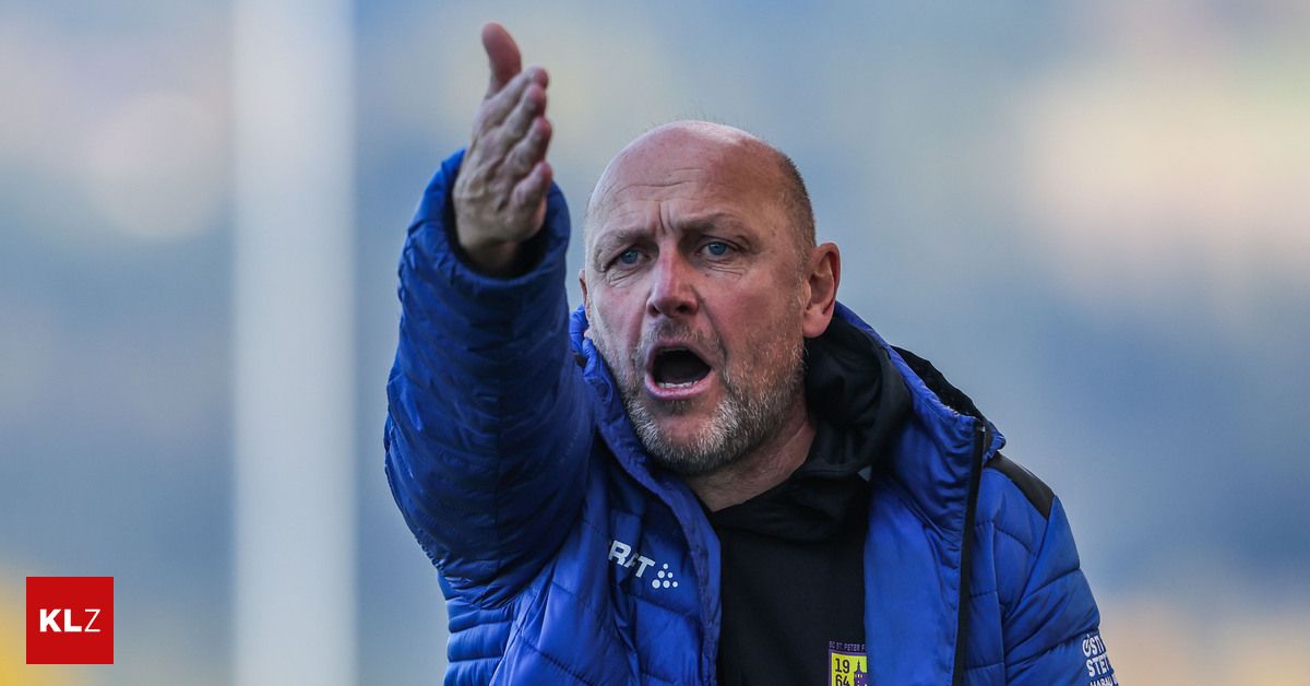 Ein kahlköpfiger Mann in einer blauen Jacke schreit und gestikuliert. Er ist möglicherweise ein Trainer, der Anweisungen gibt.