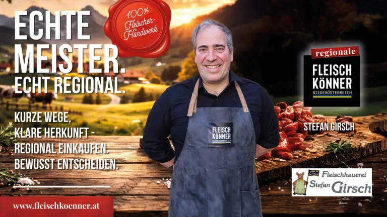 Ein Mann in einer Metzgerschürze, lächelnd, steht vor einer Kulisse von Bergen und einem Sonnenuntergang. Er ist umgeben von Fleisch und einem Slogan, '100% Handwerk.'