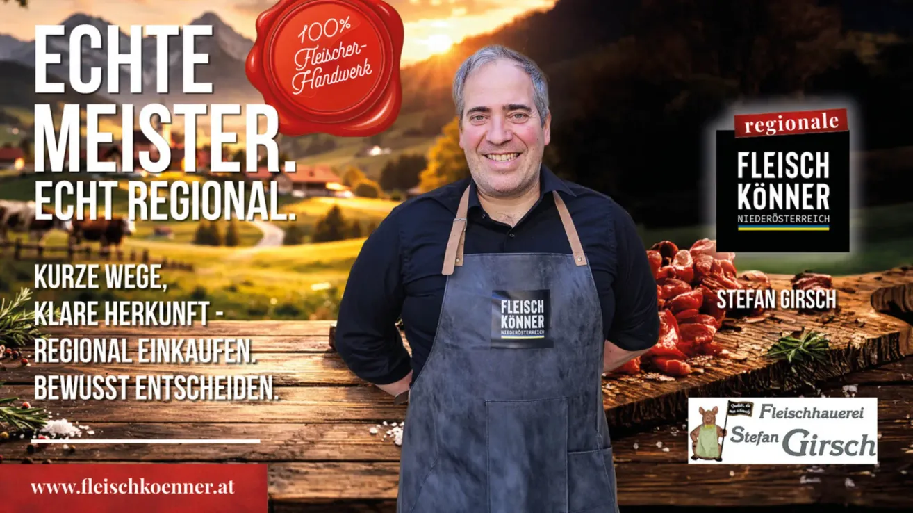 Ein Mann in einer Metzgerschürze, lächelnd, steht vor einer Kulisse von Bergen und einem Sonnenuntergang. Er ist umgeben von Fleisch und einem Slogan, '100% Handwerk.'