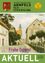 Eine alte Postkarte von 1910 zeigt eine Straße mit Gebäuden und Menschen, wobei auf dem rechten Gebäude ein Schild mit der Aufschrift "Volksschule" steht. Das Bild enthält einen Wasserzeichen, der "Frohe Ostern!" lautet.