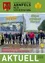 Eine Gruppe von Menschen posiert für ein Foto vor einer Baustelle. Dahinter steht ein Schild mit den Worten 'Pool & Fun' und einem Bild eines Gebäudes.