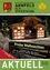 Ein Haus mit einer Weihnachtsausstellung draußen, mit einem grünen Schild, das 'Frohe Weihnachten' sagt. Es schneit draußen und es gibt zwei Bäume auf beiden Seiten.