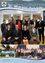 Ein Gruppenfoto von Menschen in formeller Kleidung, einschließlich Anzüge und Krawatten, posiert für ein Bild. Unten eine Collage verschiedener Gruppenfotos mit Menschen in verschiedenen Umgebungen.