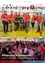Eine Gruppe von Menschen in roten Shirts versammelt sich für ein Foto. Unten ein überfüllter Speisebereich, in dem die Leute Getränke und Essen genießen.