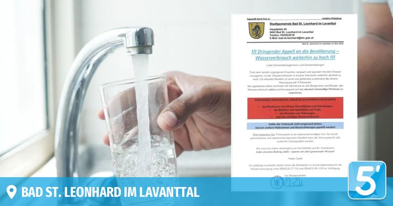Ein Plakat mit einem Wasserhahn und einem Glas Wasser. Das Plakat enthält ein rotes Warnzeichen mit Text in Deutsch. Es fordert die Einwohner auf, weiterhin Wasser zu sparen. Das Plakat enthält auch Kontaktdaten des Stadtrats.