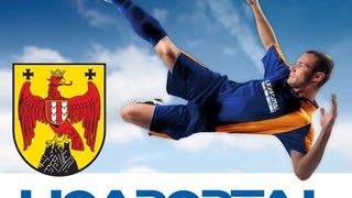 Ein Mann in einem blau-orangefarbenen Trikot tritt einen Fußball. Der Text lautet 'Analyse' und 'LIGAPORTAL'. Das Logo zeigt einen Adler und ein Kreuz.