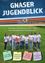 Eine Gruppe junger Frauen posiert auf einem Feld für ein Foto, hält Trophäen und Urkunden in den Händen, mit einem Banner im Hintergrund mit der Aufschrift 'Jugendblick'.
