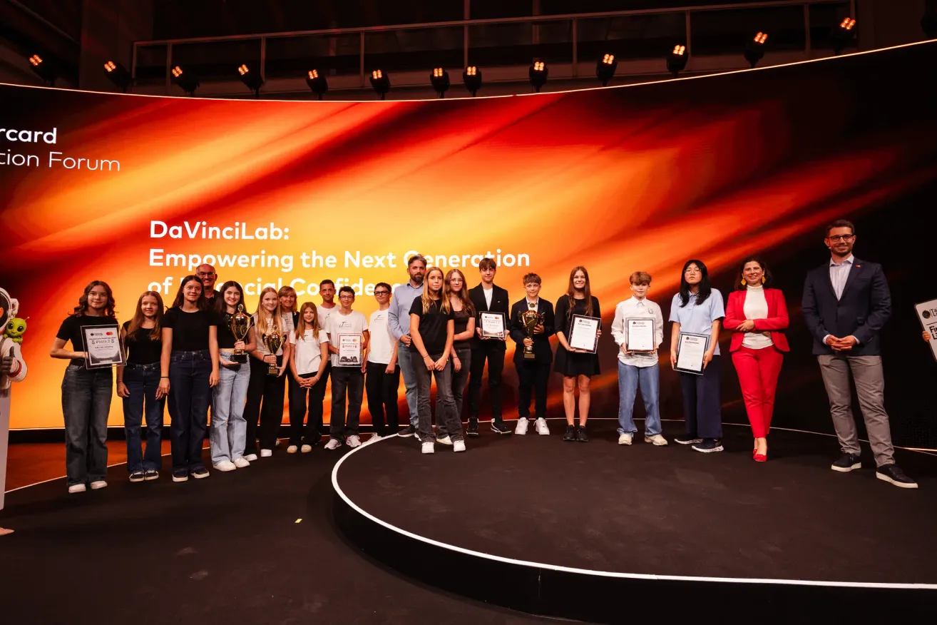 Gruppe von Menschen auf der Bühne mit Auszeichnungen, ein Banner dahinter sagt DaVinciLab: Die nächste Generation stärken.