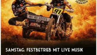 Montikel-Veranstaltungsplakat mit zwei Motorradfahrern auf Dirtbikes, die Helme tragen, vor einem feuerigen Hintergrund. Die Veranstaltung findet am 20./21. Juni 2026 statt, mit Live-Musik und einer Website für weitere Informationen.