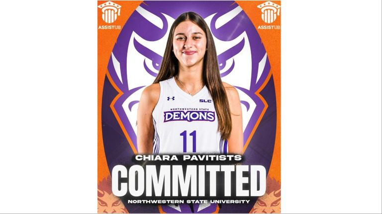Chiara Pavitists, im Demons-Trikot, lächelt für die Kamera. Sie ist verpflichtet zur Northwestern State University.
