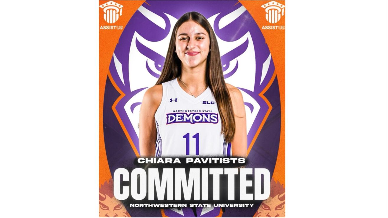 Chiara Pavitists, im Demons-Trikot, lächelt für die Kamera. Sie ist verpflichtet zur Northwestern State University.