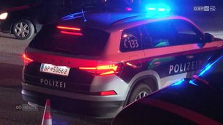 Ein Polizei-SUV ist nachts geparkt, seine blauen Lichter blinken. Das Nummernschild zeigt BP 50669, und die Nummer 133 ist auf der Scheibe zu sehen.
