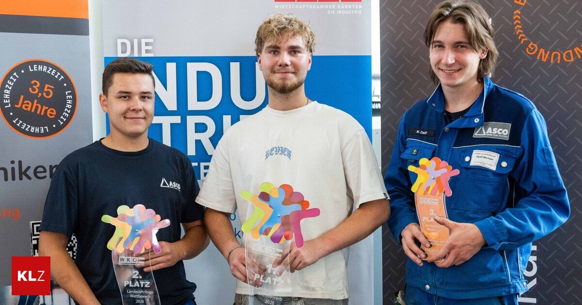 Drei Männer stehen nebeneinander und halten Trophäen. Der Mann auf der linken Seite hält eine Trophäe mit den Texten '2. Platz' und 'Landessieger Landeswettbewerb 2026'. Der Mann in der Mitte hält eine Trophäe mit dem Text '1. Platz'. Der Mann auf der rechten Seite hält eine Trophäe mit dem Text '3. Platz'. Sie stehen vor einem Banner mit der Aufschrift 'DIE INDUSTRIE'.