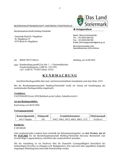 Amtliche Bekanntmachung der Bezirkshauptmannschaft Hartberg-Fürstenfeld über den Verkauf land- und forstwirtschaftlicher Grundstücke. Details umfassen Verkäufer, Fläche, Preis und Einspruchsfrist. Kontaktinformationen des Büros sind ebenfalls angegeben.
