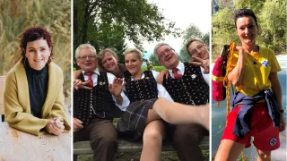 Fünf Personen in traditioneller Kleidung posieren für ein Foto im Freien, mit einer Flasche auf der Bank.