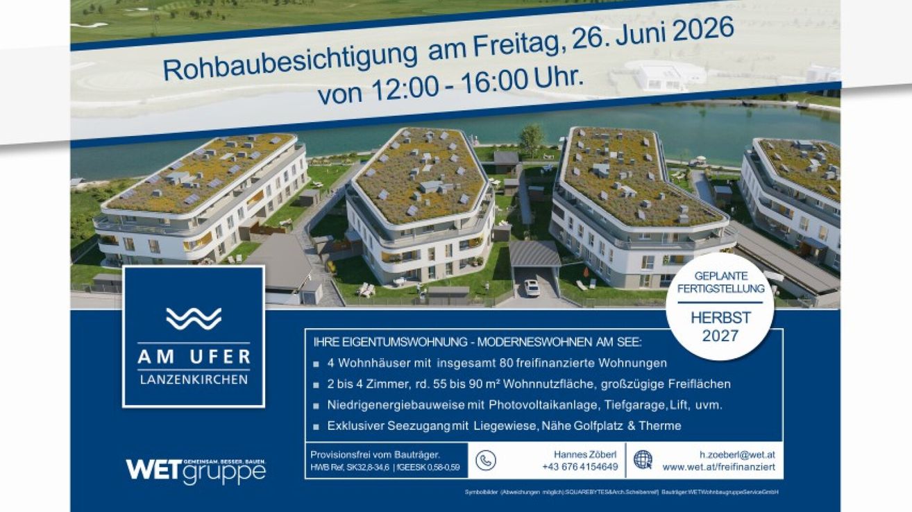 Luftaufnahme moderner, grün bedachter Gebäude mit Solarmodulen. Ankündigung einer Hausbesichtigung am 26. Juni 2021, von 12:00 bis 16:00 Uhr.
