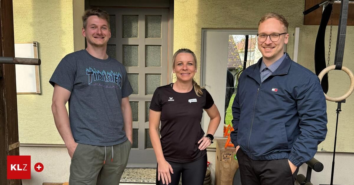 Drei Personen, zwei Männer und eine Frau, stehen lächelnd vor einem Haus für ein Foto. Die Frau trägt ein schwarzes Shirt und der Mann links trägt ein graues Shirt.