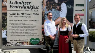 Plakat für das Südsteiermark Erntedankfest mit drei Personen in traditioneller Kleidung. Das Event findet vom 9. bis 11. Oktober 2026 statt. Es bietet Musik, Essen und traditionelle Aktivitäten für die ganze Familie.