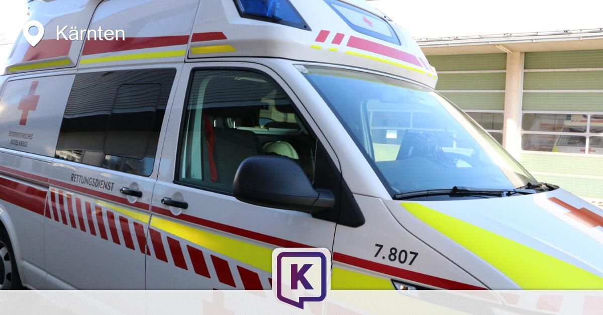 Ein Krankenwagen mit rot-gelbem Streifen steht vor einem Gebäude. Die Nummer 7.807 ist auf dem Fahrzeug sichtbar.