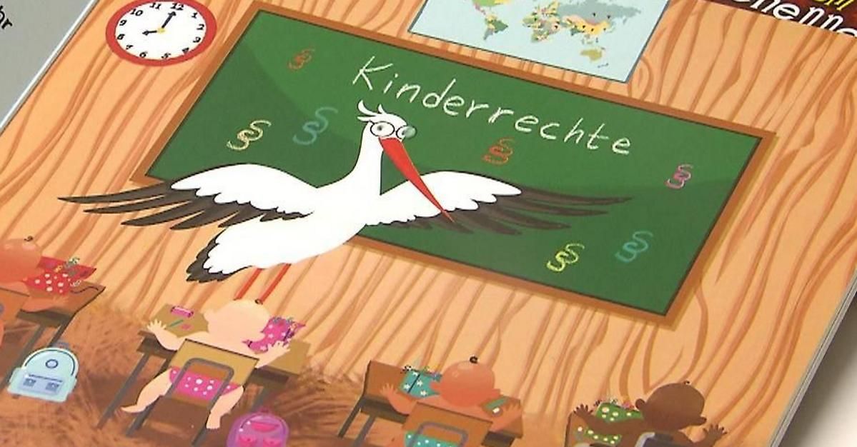 Eine Illustration eines Klassenzimmers mit einem Storch, der Kinder unterrichtet, einer Weltkarte und einer Uhr an der Wand. Das Wort 'Kinderrechte' steht auf der grünen Tafel.