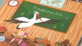 Eine Illustration eines Klassenzimmers mit einem Storch, der Kinder unterrichtet, einer Weltkarte und einer Uhr an der Wand. Das Wort 'Kinderrechte' steht auf der grünen Tafel.