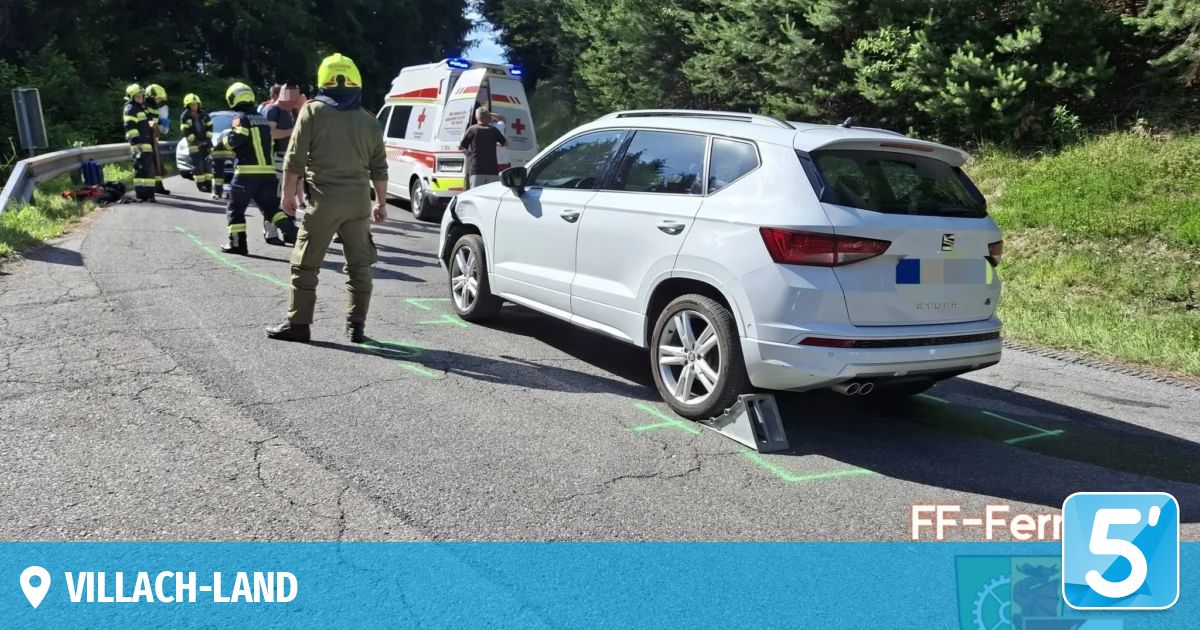 Ein SUV ist am Straßenrand geparkt, wo Rettungskräfte ihn abarbeiten. Ein Krankenwagen ist ebenfalls anwesend.