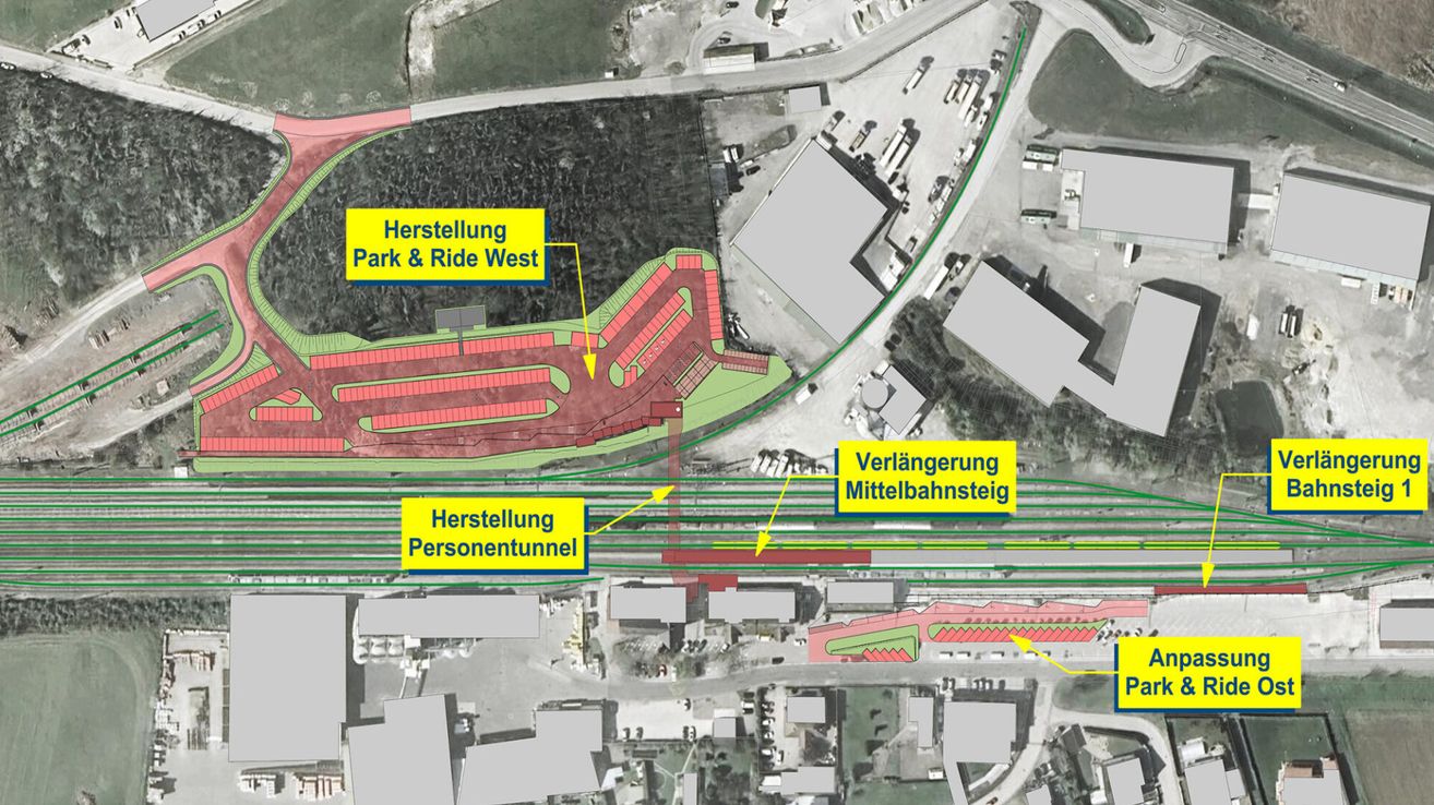 Luftaufnahme eines Projektgeländes mit beschrifteten Bereichen wie 'Park & Ride West' und 'Verlängerung Mittelbahnsteig'. Das Gelände zeigt Bauten, Wege und Infrastrukturen.