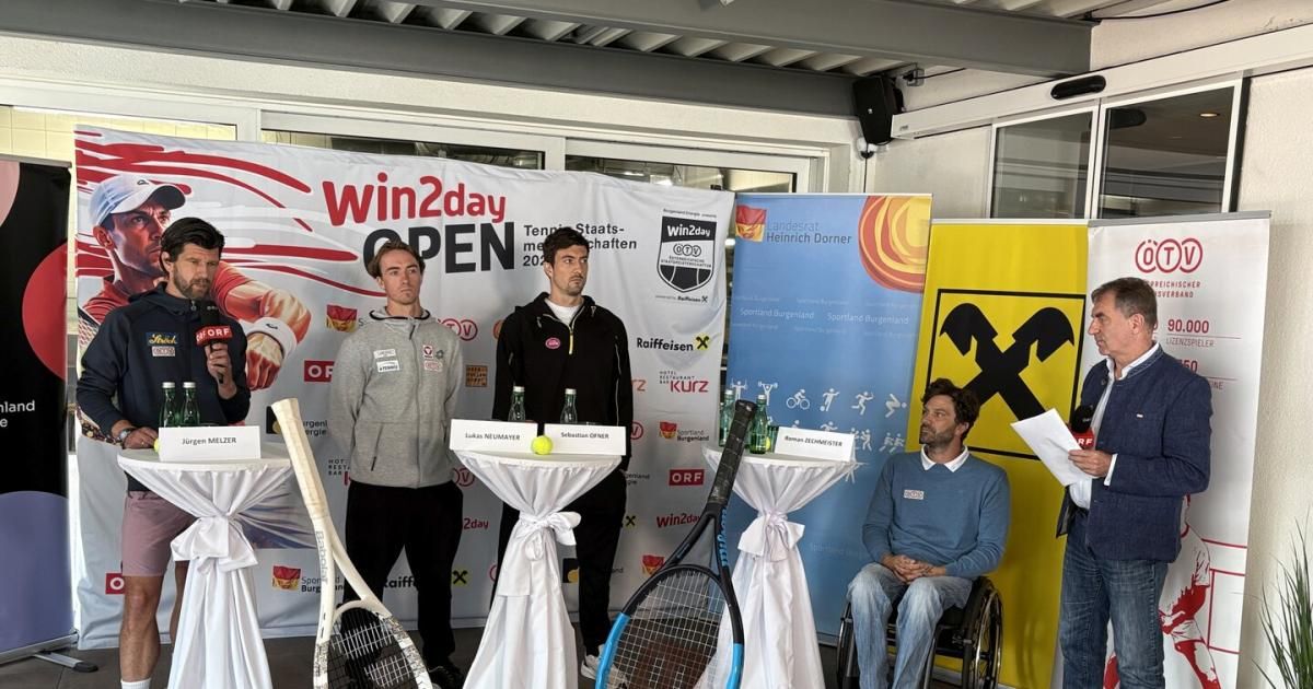 Vier Männer bei einer Pressekonferenz mit Tennisausrüstung. Ein Mann im Rollstuhl hält ein Papier.