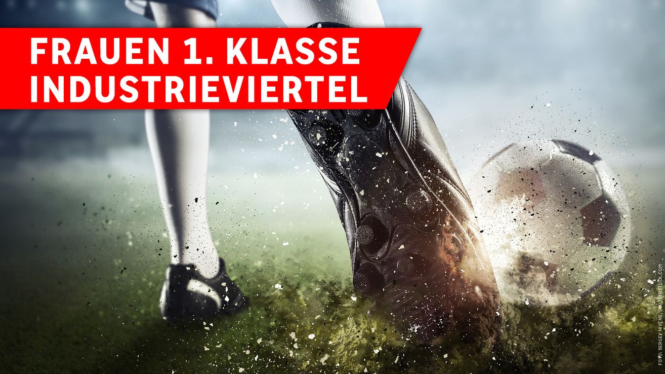 Ein Fuß eines Fußballspielers in einem schwarzen Schuh tritt einen Fußball auf einem grünen Feld. Die Worte 'IN 1. KLASSE TRIEVIERTEL' sind auf einem roten Hintergrund zu sehen.