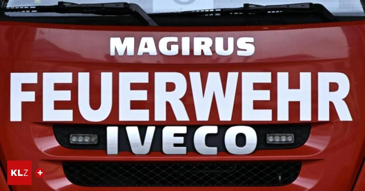 Ein roter Feuerwehrwagen mit weißen Buchstaben, den Worten Magirus und Feuerwehr oben und IVECO unten.