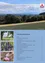 Ein Flyer für eine lokale Gemeinschaft mit verschiedenen Abschnitten und Bildern. Das Bild zeigt ein grünes Feld und Bäume, ein Lavendelfeld und ein Dorf. Es enthält ein Inhaltsverzeichnis mit Überschriften wie 'Leitartikel' und 'Bauhofmitarbeiter - Stellenausschreibung'. Der Flyer hat auch eine Überschrift 'Inhaltsverzeichnis'.