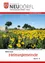 Willkommensschild in Burgenland, Österreich. Ein großes Feld mit Sonnenblumen erstreckt sich über die Landschaft unter einem klaren blauen Himmel. Eine Website-Adresse ist oben sichtbar.